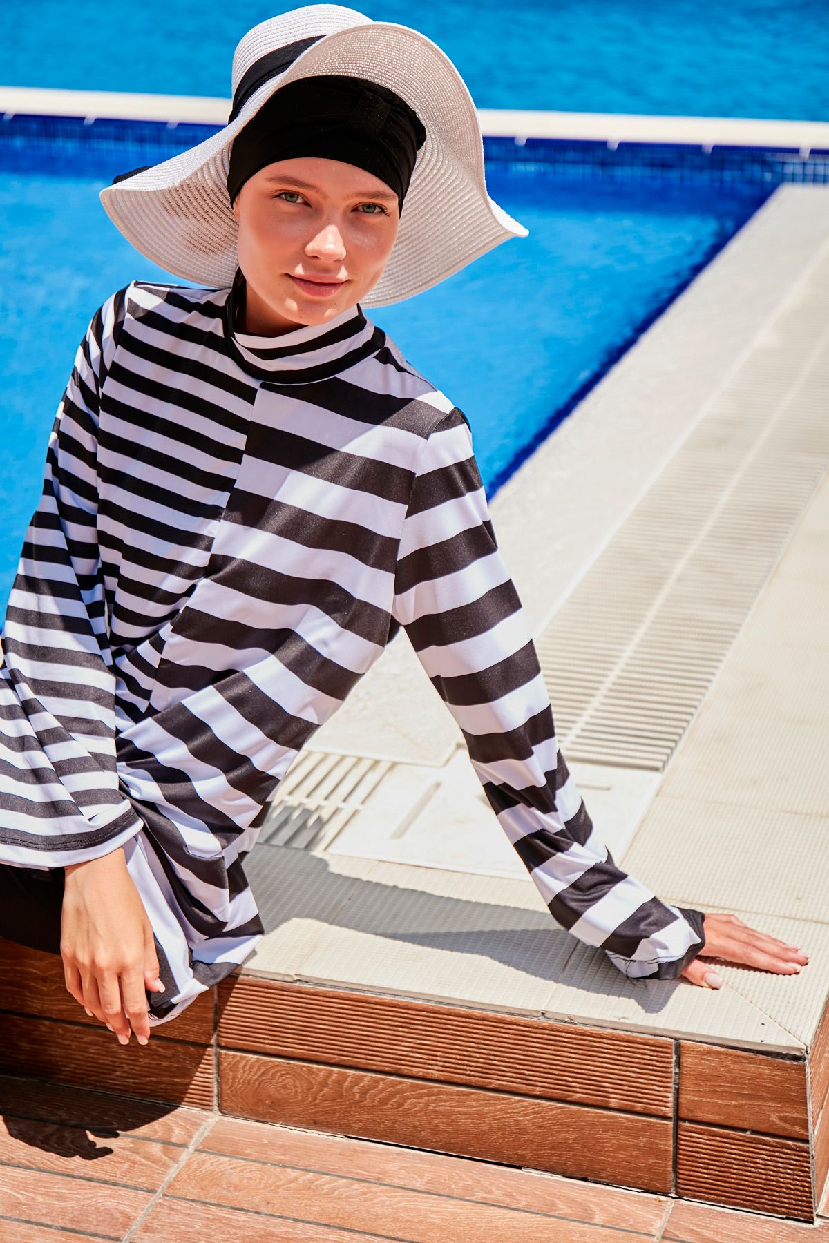 Siyah Tam Kapalı Tesettür Mayo 1951