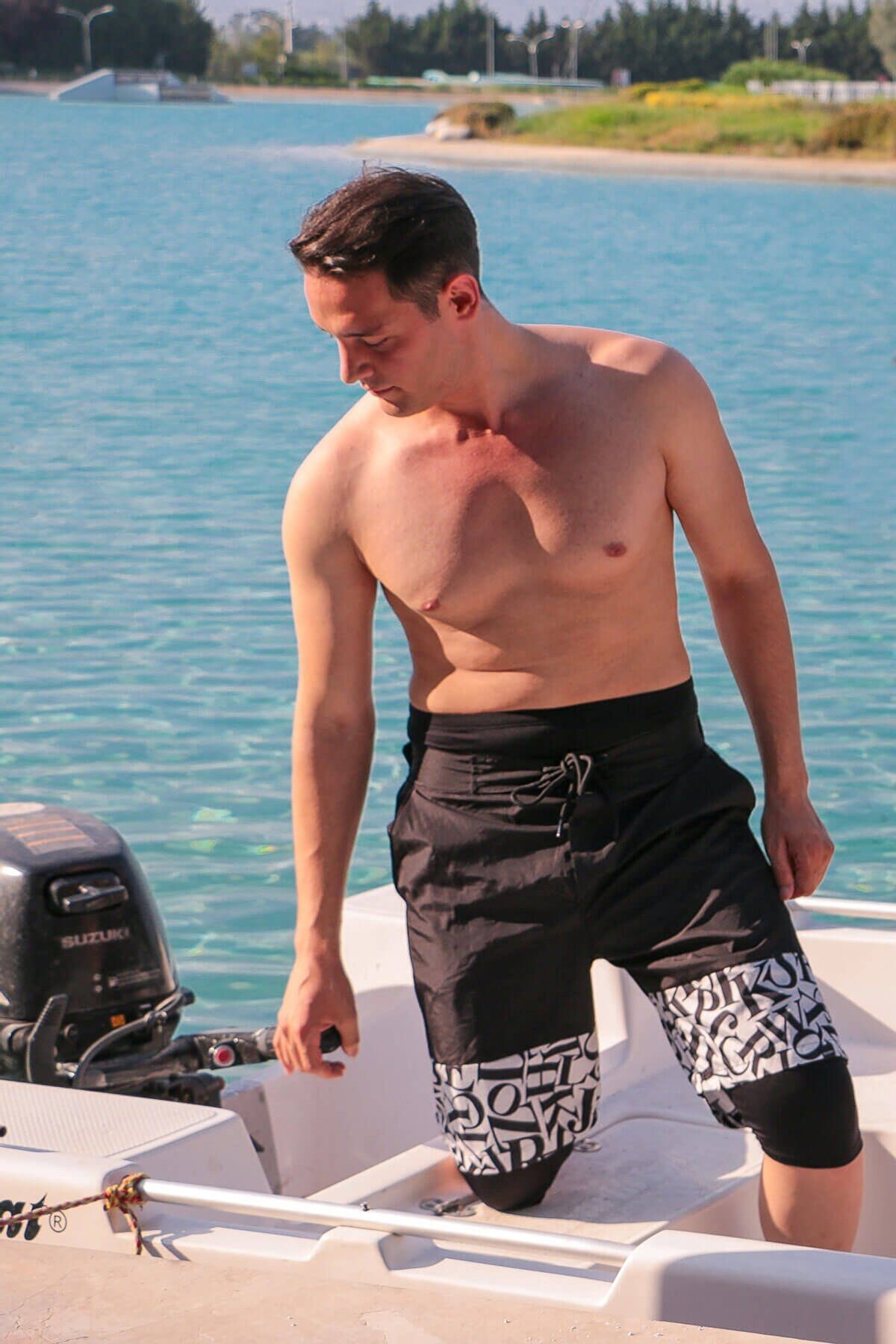 Marina Erkek Siyah Harf Desenli Tesettür Mayo Deniz Şortu S2101