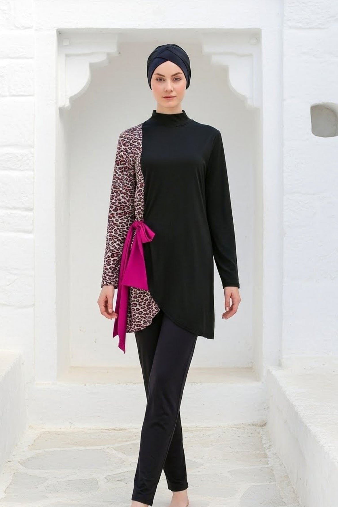 Tam Kapalı Tesettür Mayo Siyah Leopar Desenli Likralı 4 Parça M2104 Ürün ana görseli